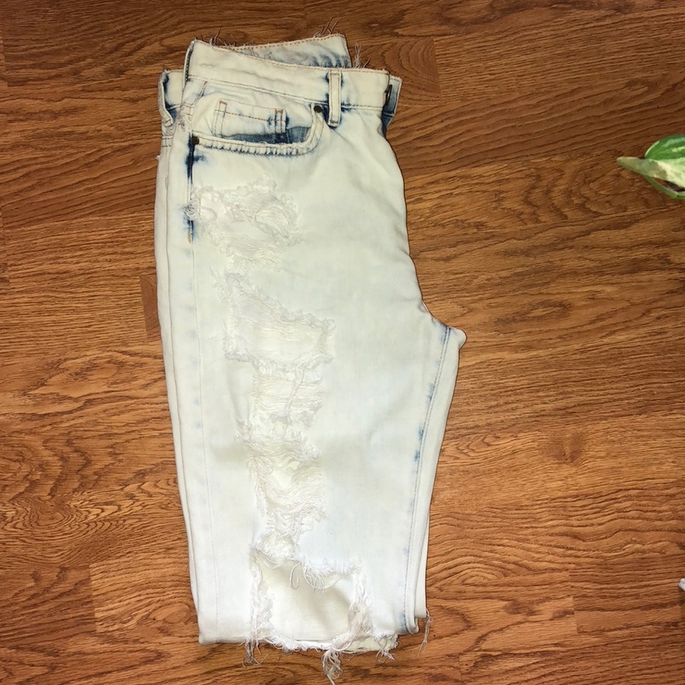 FOREVER 21: Distressed Jeans